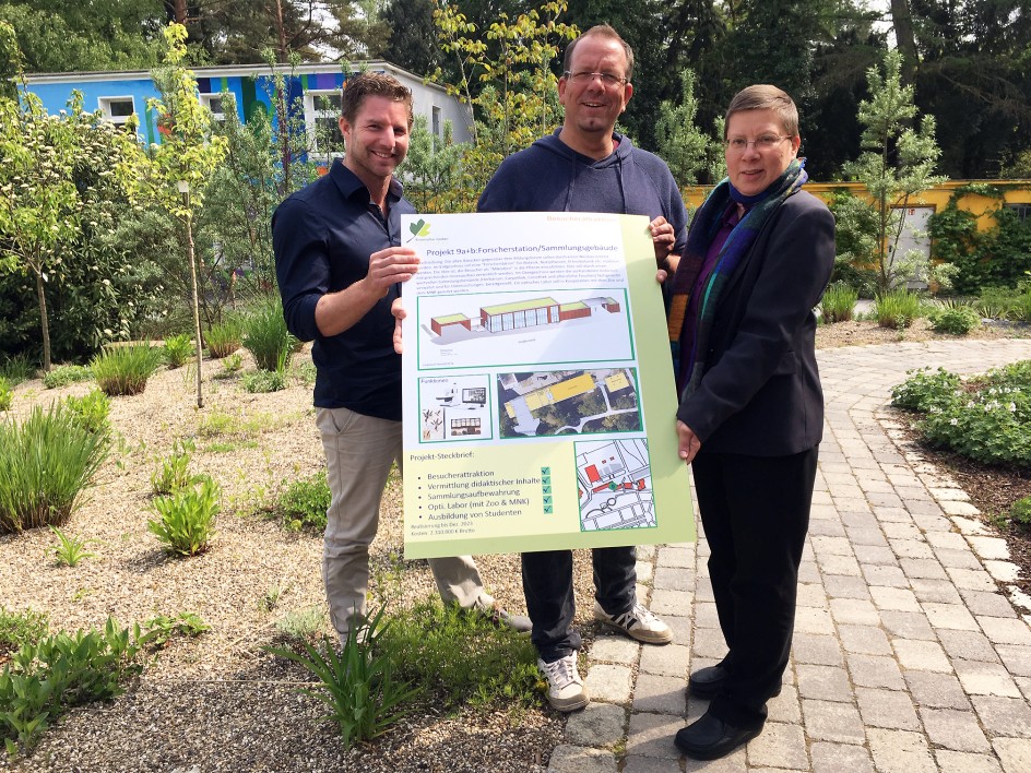 Gärtnermeister Stefan Sirigu, Dr. Patrick Knopf, Leiter des Botanischen Gartens Rombergpark, und Birgit Zoerner, Dezernentin für Arbeit, Gesundheit, Soziales, Sport und Freizeit, stellten das Konzept für die geplante Forscherstation vor. 